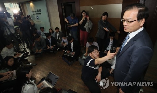 (서울=연합뉴스) 임헌정 기자 = '드루킹 댓글조작 사건'을 조사할 허익범 특별검사가 11일 서울 서초구 사무실에서 취재진 질문에 답하고 있다. 2018.6.11