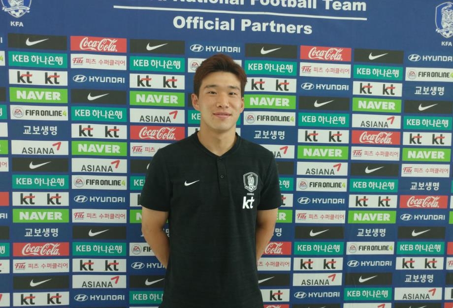 (영종도=연합뉴스) 이영호 기자 = 한국 U-23 축구대표팀의 공격수 이근호(포항)이 12일 인천공항에서 인터뷰를 하고 있다.