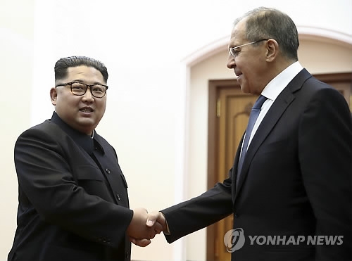 김정은 북한 국무위원장과 악수하는 세르게이 라브로프 러시아 외무장관