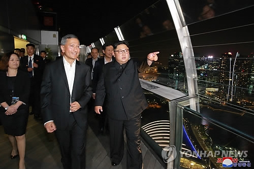 김정은(앞줄 오른쪽) 한밤 '깜짝' 외출…싱가포르 명소 연달아 방문