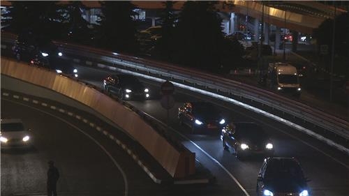 (모스크바=연합뉴스) 12일 밤 모스크바에 도착한 김영남 북한 최고인민회의 상임위원장의 차량 행렬이 공항을 빠져 나가고 있다.