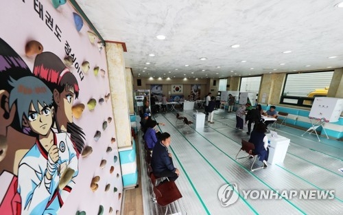 투표소로 변신한 태권도장