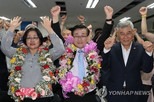 환호하는 윤일규 후보(천안=연합뉴스) 이진욱 기자 = 13일 오후 더불어민주당 윤일규 충남 천안병 국회의원 후보(가운데)가 충남 천안시 선거 사무실에서 방송사 출구조사 결과에 환호하고 있다. 2018.6.13cityboy@yna.co.kr