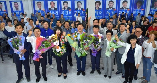 축하받는 황명선(앞줄 왼쪽 4번째) 논산시장 당선인