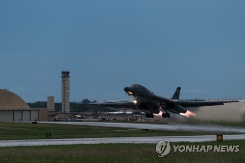 괌에서 출격하는 B-1B 폭격기