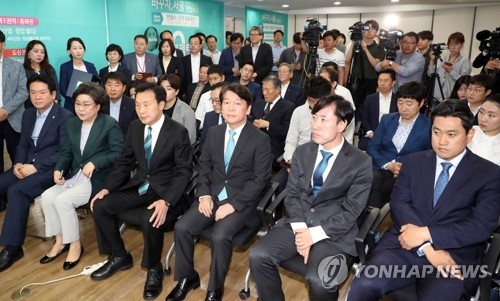 선거캠프 해단식 참석한 안철수 후보(서울=연합뉴스) 최재구 기자 = 6.13 지방선거 서울시장 선거에서 3위를 한 바른미래당 안철수 후보가 14일 서울 종로구 선거캠프에서 열린 선대위해단식에 참석해 있다. 2018.6.14jjaeck9@yna.co.kr