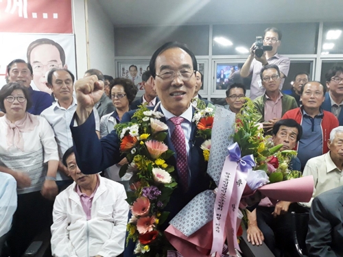 주먹 불끈 쥐고 승리 자축하는 정상혁 보은군수