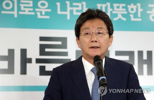 사퇴 밝히는 유승민(서울=연합뉴스) 김현태 기자 = 바른미래당 유승민 공동대표가 14일 서울 여의도 당사에서 6.13 지방선거 및 재보궐 선거 결과에 대한 책임을 지고 공동대표 사퇴를 밝히고 있다. 2018.6.14mtkht@yna.co.kr