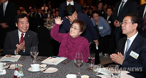 함께 자리한 이낙연 총리와 이희호 여사