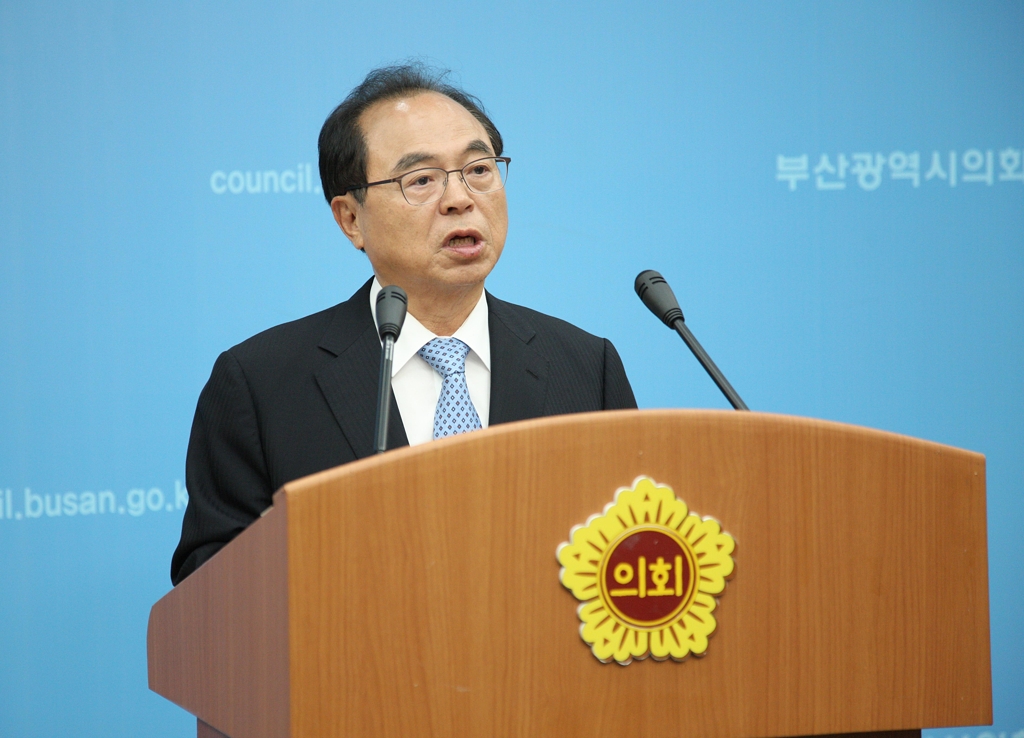 "가덕신공항 추진 변함없다"