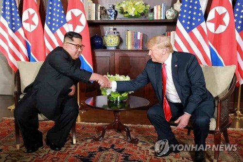 싱가포르에서 악수하는 김정은 북한 국무위원장과 도널드 트럼프 미국 대통령