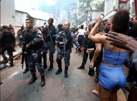 코파카바나 해변 인근에서 총격전이 벌어지고 나서 경찰이 경계를 강화하고 있다. [브라질 뉴스포털 G1]
