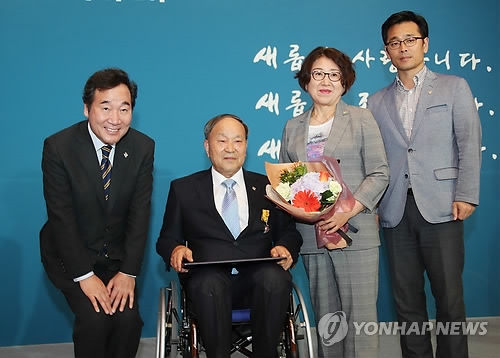 이낙연 총리, 유공자와 기념촬영