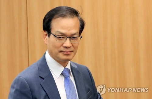 간담회장 들어서는 허익범 특검(서울=연합뉴스) 서명곤 기자 = 드루킹 댓글조작 의혹 수사를 맡은 허익범 특별검사가 18일 오후 서울 서초구 변호사회관에서 기자 간담회장으로 들어서고 있다. 2018.6.18seephoto@yna.co.kr(끝)