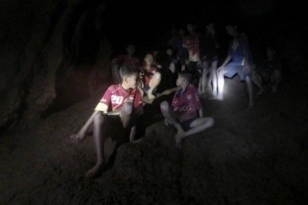 실종 열흘째 동굴 안쪽에서 발견된 소년들[태국 네이비실 페이스북 캡처=연합뉴스]