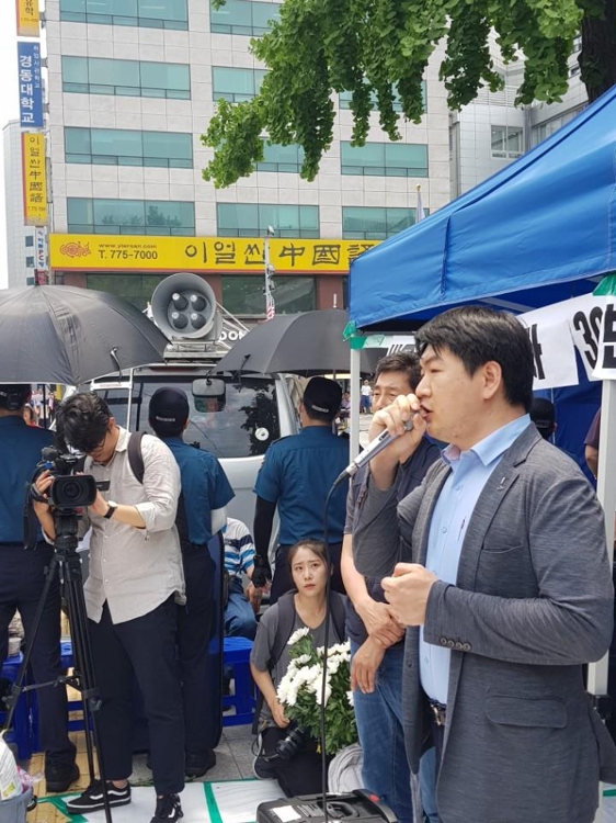 쌍용차 분향소-친박단체, 대한문 앞 이틀째 대치 - 2