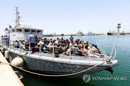 지난달 29일 리비아 해안경비대에 의해 지중해에서 구조된 뒤 트리폴리 항에 입항하고 있는 난민들 [로이터=연합뉴스] 