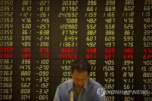 중국 증권사 객장 전광판 (AP=연합뉴스)