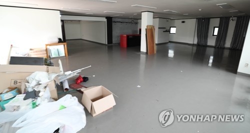 텅 빈 느릅나무 출판사 (파주=연합뉴스) 노승혁 기자 = 10일 최득신 특별검사보 등 수사팀 7명이 오후 2시부터 경찰의 협조를 얻어 경기도 파주시 느릅나무 출판사에서 약 1시간 10분 동안 실지 조사를 벌였다. 특검팀은 건물 내부 구조와 출입 동선뿐 아니라 서울로부터의 이동 시간 등을 따지고 현장 사진과 영상 등 증거자료도 확보한 것으로 전해졌다. 2018.7.10nsh@yna.co.kr(끝)