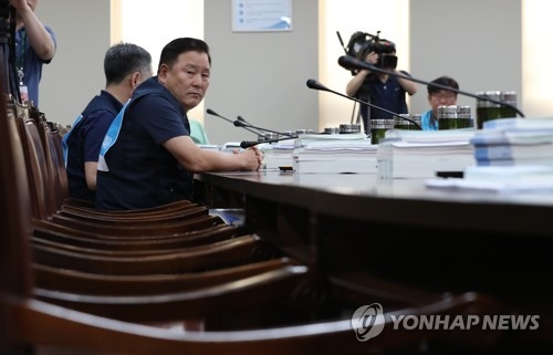 빈 좌석 보는 근로자위원들