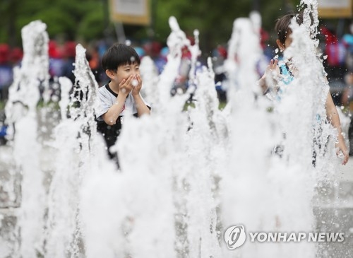 충북 전역 폭염특보 유지…청주 닷새째 열대야 - 1