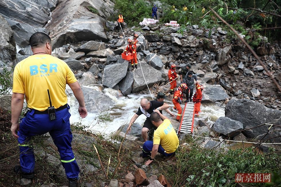 베이징 미윈현서 폭우에 고립된 관광객 구조