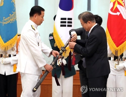 문 대통령, 신임 해군참모총장 삼정검에 수치 수여