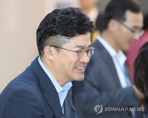 대통령 외부 행사 참석한 송인배 비서관(서울=연합뉴스) 황광모 기자 = 송인배 청와대 정무비서관이 7일 오후 서울시 중구 서울시청 시민청에서 열린 인터넷 전문은행 규제혁신 현장방문 행사에 참석해 내빈들과 인사하고 있다. 2018.8.7hkmpooh@yna.co.kr(끝)