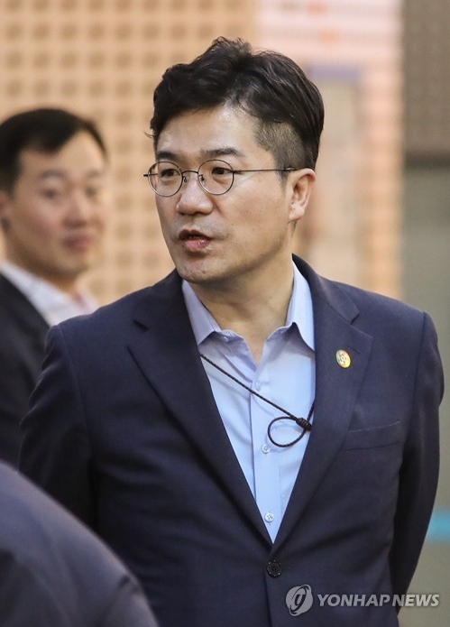 대통령 외부 행사 참석한 송인배 비서관
(서울=연합뉴스) 황광모 기자 = 송인배 청와대 정무비서관이 7일 오후 서울시 중구 서울시청 시민청에서 열린 인터넷 전문은행 규제혁신 현장방문 행사에 참석해 내빈들과 대화하고 있다. 2018.8.7
hkmpooh@yna.co.kr
(끝)