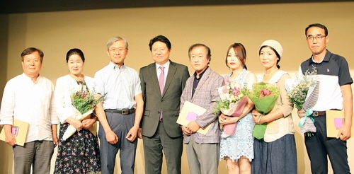 '제4회 전국 섬진강 미술대전'에서 김종원 광양유디치과 대표원장(왼쪽 세 번째), 김종명 유디 사장(왼쪽 네 번째)이 유디치과상 수상 작가들과 기념 촬영을 하고 있다.