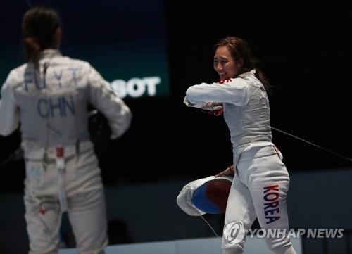 '금이다' (자카르타=연합뉴스) 신준희 기자 = 20일(현지시간) 인도네시아 자카르타 컨벤션센터 경기장에서 열린 2018 자카르타-팔렘방 아시안게임 펜싱 여자 플뢰레 결승전. 한국 전희숙이 중국 푸이팅을 꺾고 금메달을 획득한 뒤 기뻐하고 있다. 2018.8.20 hama@yna.co.kr(끝)