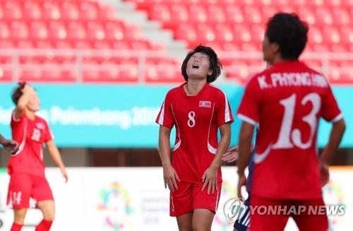 아쉬워하는 유정임 (팔렘방=연합뉴스) 김도훈 기자 = 25일(현지시간) 인도네시아 팔렘방 겔로라 스리위자야 경기장에서 열린 2018 자카르타-팔렘방 아시안게임 여자축구 8강전 북한과 일본의 경기에서 북한 유정임이 슛이 골문을 벗어나자 아쉬워하고 있다. 2018.8.25 superdoo82@yna.co.kr(끝)