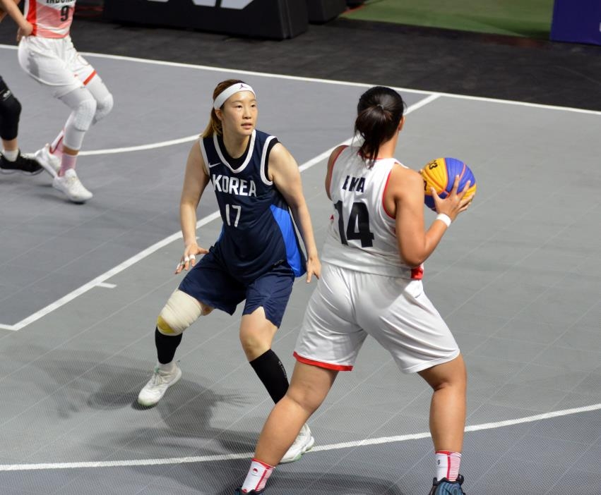 (자카르타=연합뉴스) 김경윤 기자 = 여자 3대3 농구 대표팀 주장 박지은(왼쪽)이 25일 인도네시아 자카르타 겔로라 붕 카르노(GBK) 바스켓홀에서 열린 인도네시아와 조별리그 최종전에서 상대 선수를 수비하고 있다. 2018.8.25cycle@yna.co.kr