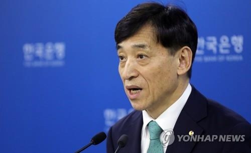 금리동결 설명하는 한은 총재