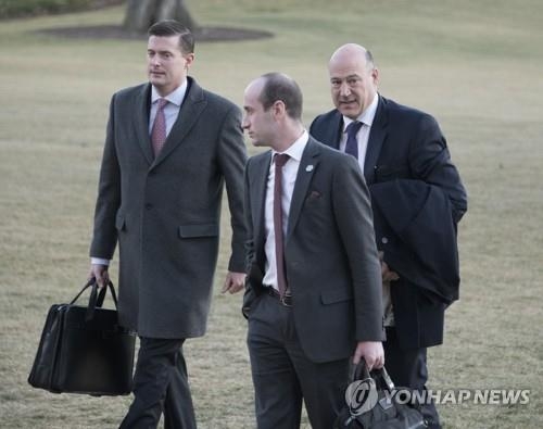 롭 포터 전 비서관(맨 왼쪽)과 게리 콘 전 위원장(맨 오른쪽)