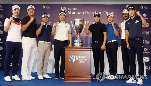 '멋진 경기 기대하세요' (인천=연합뉴스) 윤태현 기자 = 12일 오전 인천시 서구 베어즈베스트 청라골프클럽에서 열린 '한국프로골프(KPGA)투어 신한동해오픈 기자회견'에서 주요 출전 선수들이 기념촬영을 하고 있다. 신한동해오픈은 13일부터 나흘간 이곳에서 열린다. 왼쪽부터 송영한, 안병훈, 박상현, 양용은, 리처드 리, 김경태, 가간짓 불라, 장이근. 2018.9.12 tomatoyoon@yna.co.kr(끝)