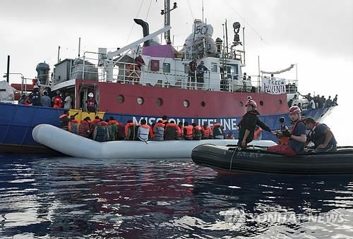 고무보트 난민 구조하는 '미션 라이프라인' 선박