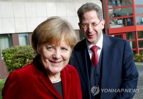 앙겔라 메르켈 독일 총리(왼쪽)와 한스-게오르그 마센 헌법수호청장[로이터=연합뉴스]