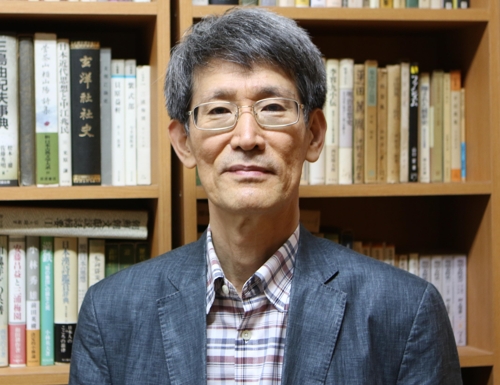 (서울=연합뉴스) 박상현 기자 = 박희병 서울대 국어국문학과 교수가 관악구 서울대 연구실 서가 앞에 서 있다.