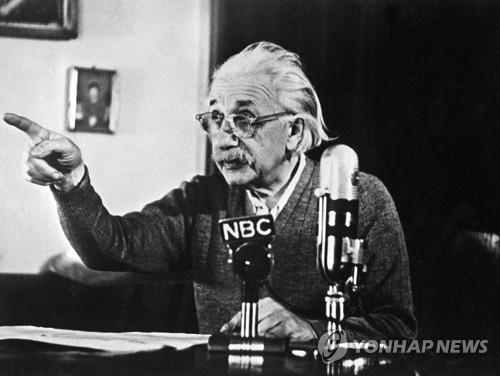 1950년 2월 수소폭탄 반대 기자회견하는 아인슈타인 