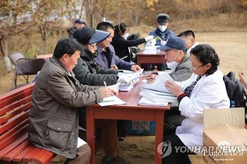 결핵 환자 등록하는 북한 의료진