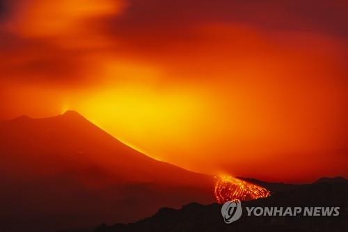 지난 8월 용암을 내뿜는 에트나 활화산