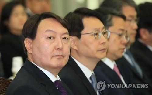 생각에 잠겨있는 윤석열 (서울=연합뉴스) 한종찬 기자 = 윤석열 서울중앙지검장(왼쪽)이 19일 오전 서초구 서울고등검찰청에서 열린 국회 법제사법위원회의 서울고등검찰청, 서울중앙지방검찰청 등에 대한 국정감사에서 잠시 생각에 잠겨있다. 2018.10.19 saba@yna.co.kr(끝)