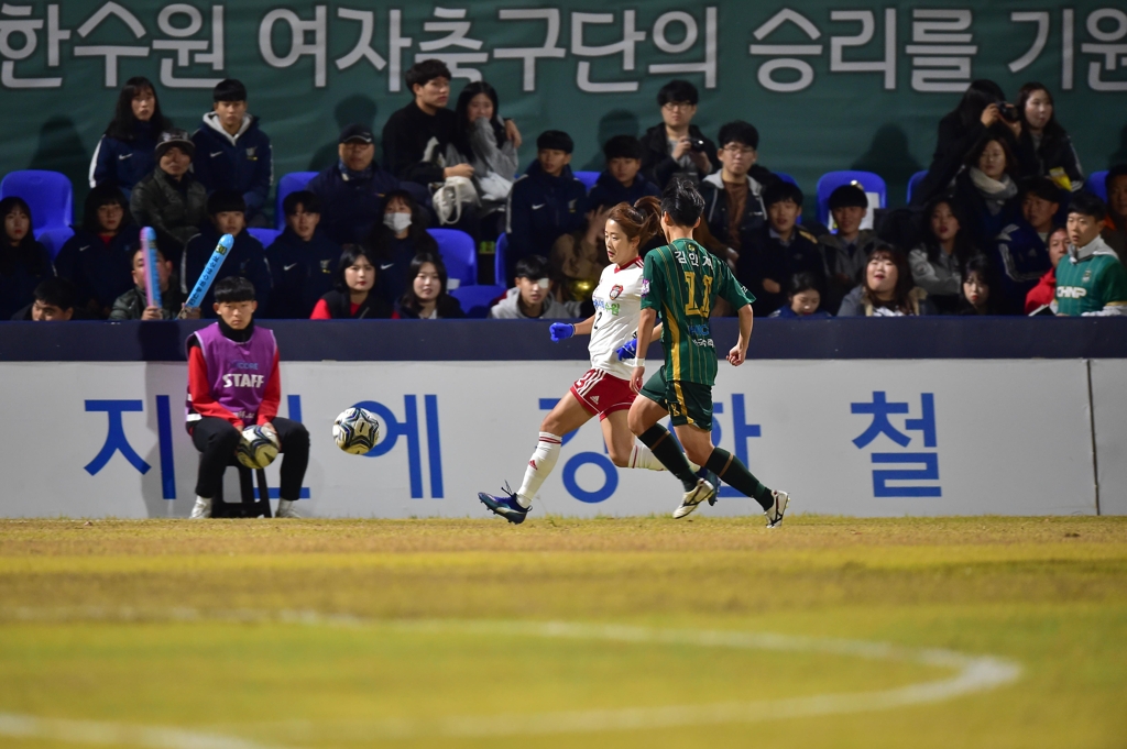 여자축구 경주한수원과 수원도시공사의 플레이오프 경기 장면