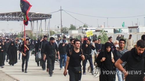 국경을 넘어 카르발라로 향하는 이란 순례행렬[AFP=연합뉴스]