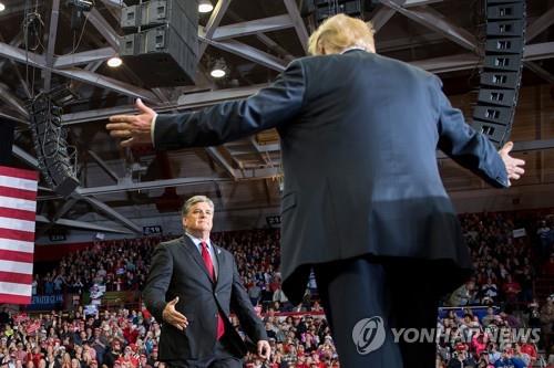 두팔 벌려 폭스뉴스 앵커 숀 해니티를 맞이하는 도널드 트럼프 대통령