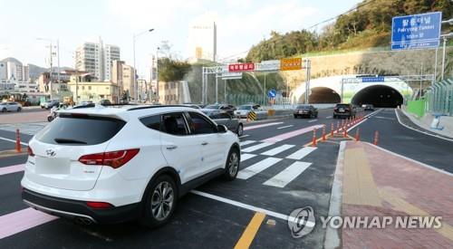 팔용터널 이용하는 승용차들