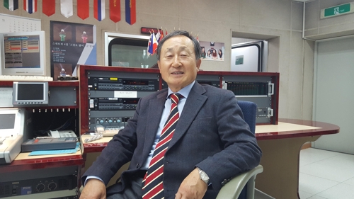 신현웅 웅진재단 이사장이 23일 서울 마포구 염리동의 다문화가족 음악방송 스튜디오에서 연합뉴스의 인터뷰에 응하고 있다.