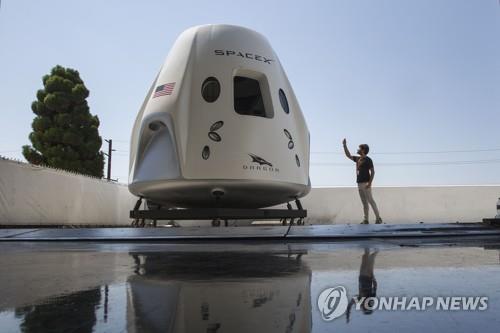 1월7일 첫 시험비행에 나서는 스페이스X의 유인우주선 드래곤 모형 
