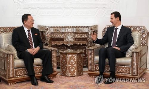 바샤르 알아사드 시리아 대통령(오른쪽) 면담한 리용호 북한 외무상